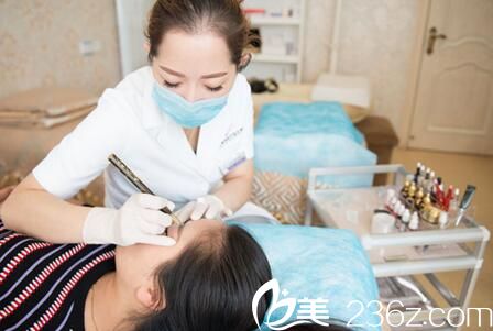 黄星给顾客纹绣中 黄星给顾客纹绣中