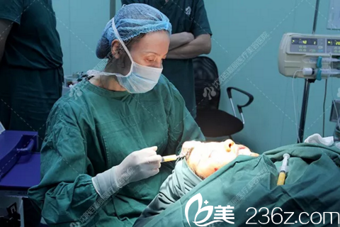 面部脂肪填充术中 面部脂肪填充术中
