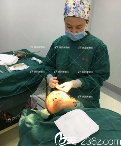 李彤彤医生脂肪填充手术中
