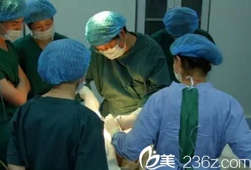 丰金德给顾客做手术 丰金德给顾客做手术