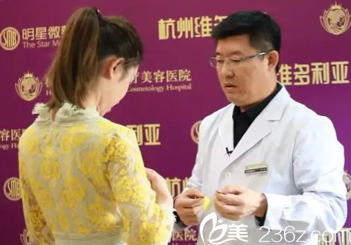 杭州维多利亚刘中策院长面诊过程