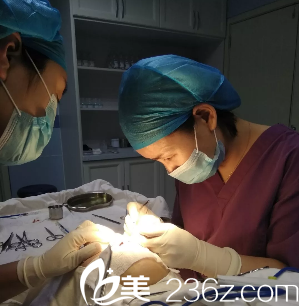 姜际珠医生给我做全切双眼皮开内眼角手术中 姜际珠医生给我做全切双眼皮开内眼角手术中