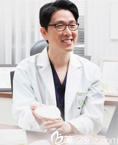 W整形外科江南店代表院长吴赫守