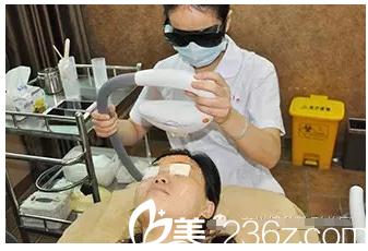 光子嫩肤治疗过程中