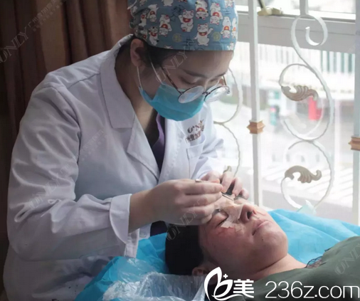 广州壹加壹整形医院的护士帮我换药