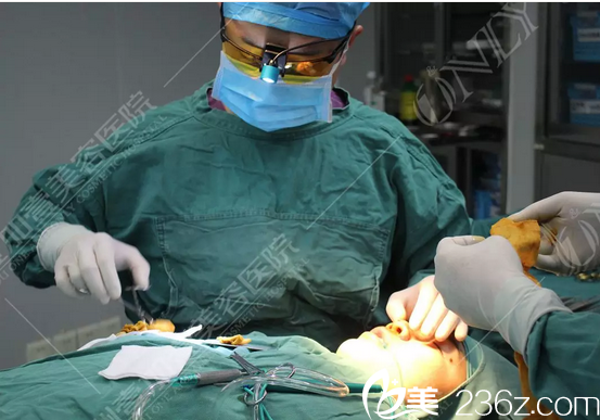 广州壹加壹李明主任隆鼻手术现场图 广州壹加壹李明主任隆鼻手术现场图