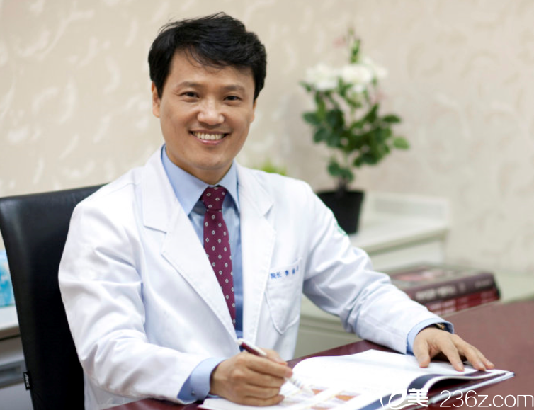 李喆远院长办公中 李喆远院长办公中