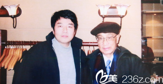2000年1月 朱云院长(左)与整形外科创始人之一工程院院士张涤生(右)合影