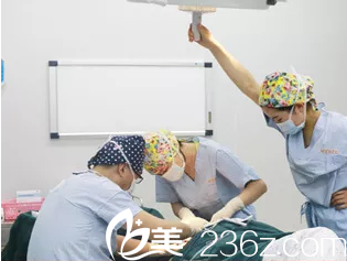 双眼皮手术过程中的黄名斗医生