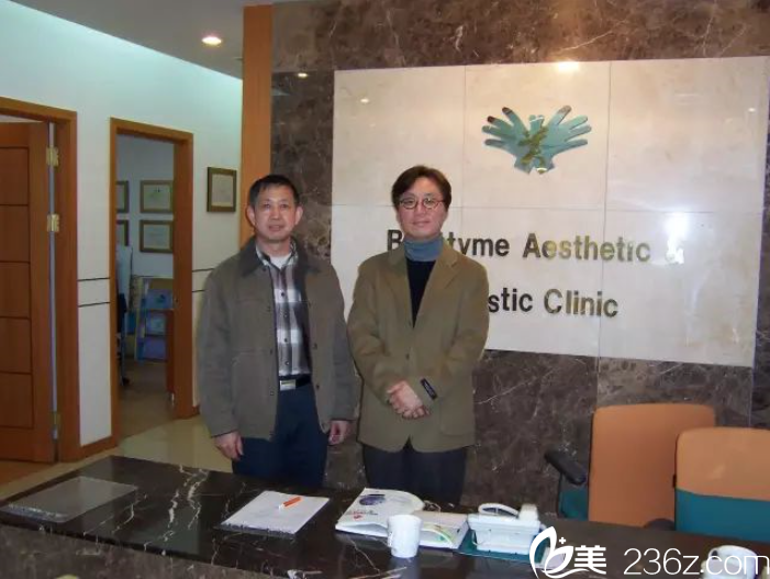 与韩国美容医生金献俊合影 与韩国美容医生金献俊合影