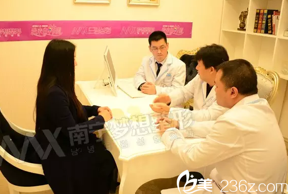 在南宁梦想做假体隆胸手术前面诊 在南宁梦想做假体隆胸手术前面诊
