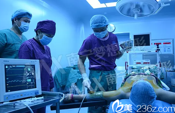在南宁梦想做假体隆胸手术前消毒 在南宁梦想做假体隆胸手术前消毒