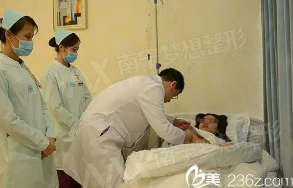 在南宁梦想做假体隆胸手术后拆线 在南宁梦想做假体隆胸手术后拆线