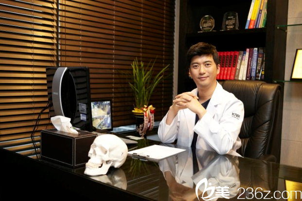 金智勋院长办公中 金智勋院长办公中