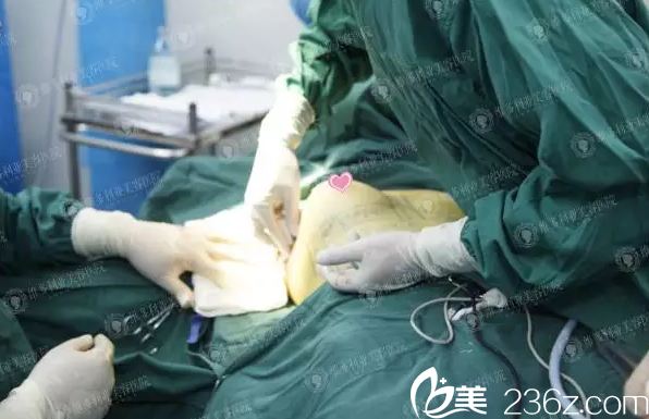 内窥镜假体隆胸手术过程中