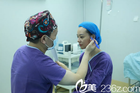 深圳美加美陈群院长在给我做术前设计 深圳美加美陈群院长在给我做术前设计