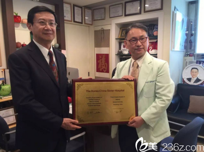 林钟学会长、杨彪炳副院长分别代表双方进行授牌。