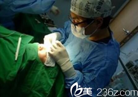 金秉哲院长进行双眼皮手术中 金秉哲院长进行双眼皮手术中