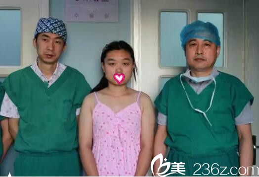 术前和主刀医生合影 术前和主刀医生合影