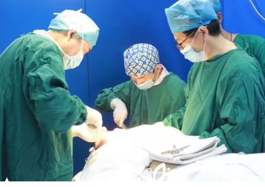 双眼皮+下颌角整形手术过程中 双眼皮+下颌角整形手术过程中