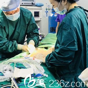 内窥镜假体隆胸手术中 内窥镜假体隆胸手术中