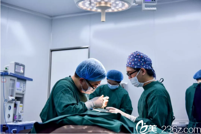 手术中的李剑医生