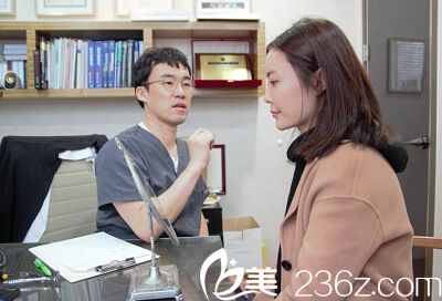 李珉仕院长给我面诊中 李珉仕院长给我面诊中