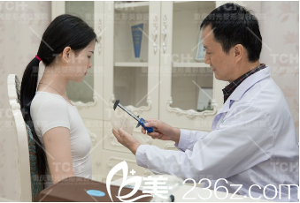 冯辉利院长给小婴面诊 冯辉利院长给小婴面诊