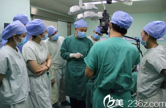 鲁树荣院长手术室现场指导