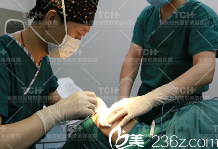 范眉清医生手术中