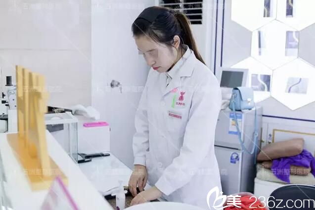 拆线后不甘寂寞立马投身工作 拆线后不甘寂寞立马投身工作