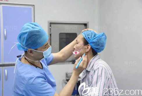 冯艳中医生为我术前设计画线 冯艳中医生为我术前设计画线