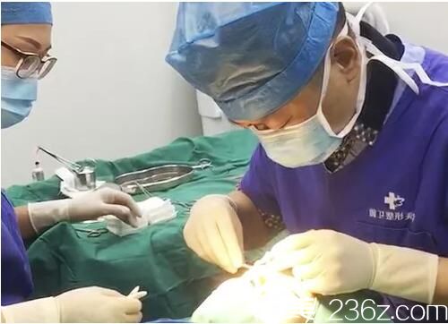 李传荣院长亲自手术 李传荣院长亲自手术