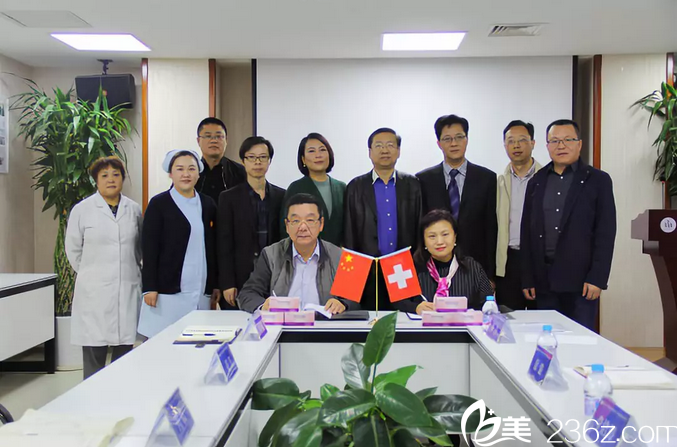 瑞妍茗医与欧鑫达合作协议参会人员合照 瑞妍茗医与欧鑫达合作协议参会人员合照