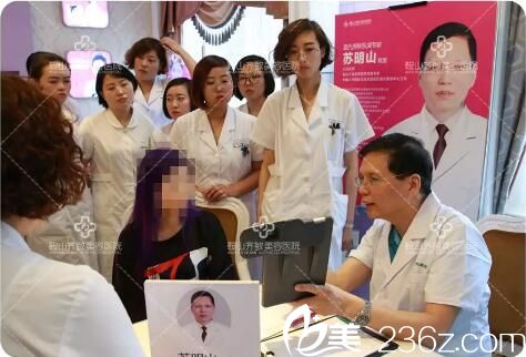 苏明山为顾客做祛斑咨询