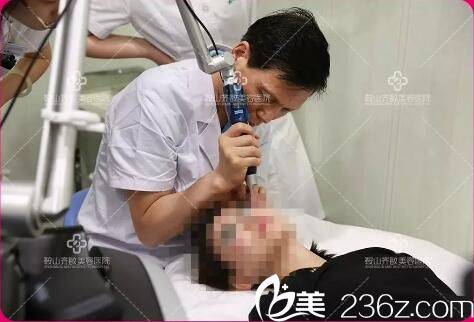 苏明山为顾客做祛斑治疗