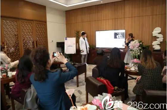 <!--<i data=20240703-sp></li>
<li><i data=20240703-sp></i>-->韩国林刚源院长和爱美者讲解照