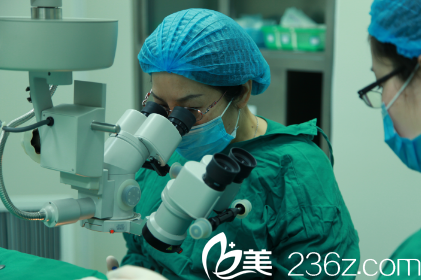 刘辅蓉运用显微镜手术过程图