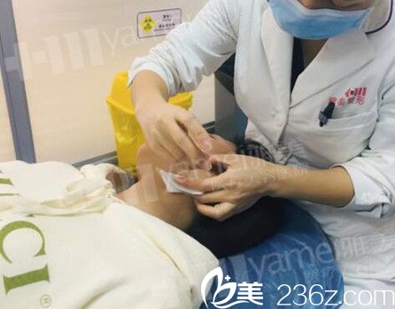 注射瘦脸过程中 注射瘦脸过程中