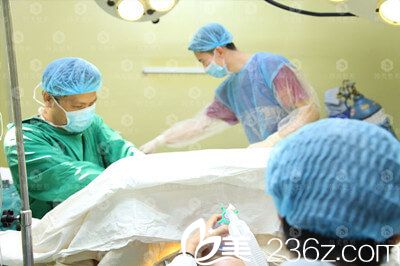李晓东院长为小欣隆胸手术中 李晓东院长为小欣隆胸手术中
