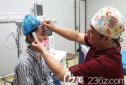 自体脂肪填充全脸+假体垫下巴术前医生划线设计 自体脂肪填充全脸+假体垫下巴术前医生划线设计