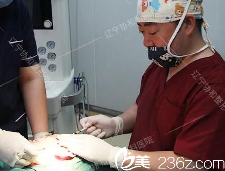 做自体脂肪填充全脸+假体垫下巴手术过程中 做自体脂肪填充全脸+假体垫下巴手术过程中