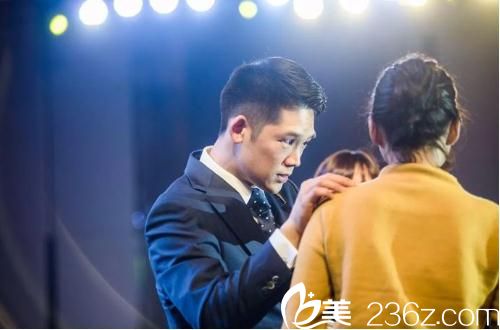 堀江义明现场对其做了一个整体的面部设计