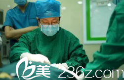 医生操作手术图片