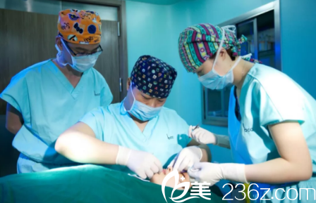 徐永医生做手术时候的样子