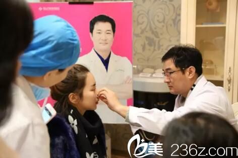 郑裕锡亲自面诊中