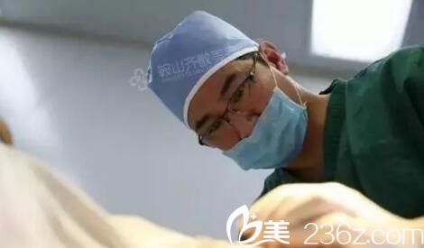 郑裕锡进行手术中