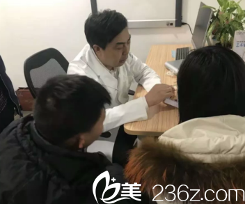 一姑娘飞到西安找医生做耳部修复再造整形，由于打耳洞出现了畸形而求救