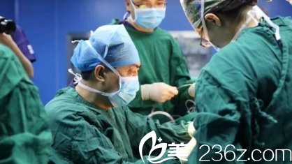 医生手术的样子 医生手术的样子