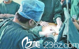 我在运城华美做自体脂肪隆胸手术中